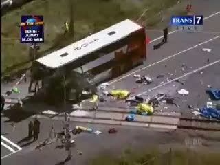 Kereta Tabrak Bus Tingkat, 6 Tewas