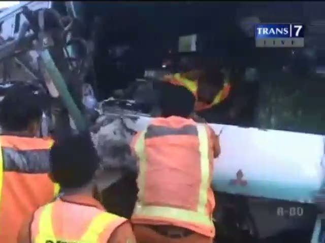 Histeris Evakuasi Supir Bus Terjepit