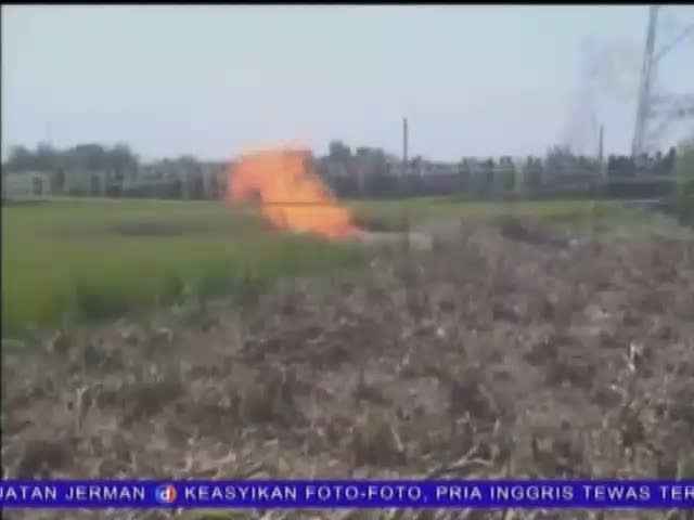 Semburan Api dari Sumur Bahayakan Tanaman Petani