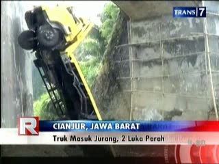 Truk Masuk Jurang, 2 Luka Parah