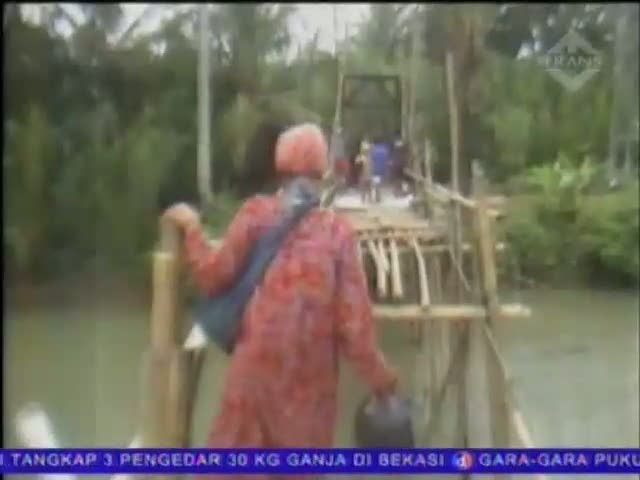 Jembatan Ambrol, Warga Terpakas Bertaruh Nyawa