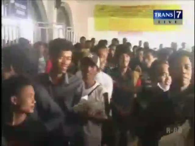Ribuan Penumpang Kereta Terlantar