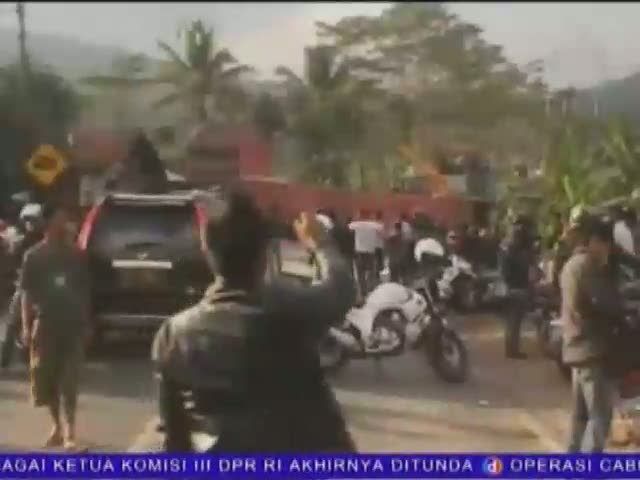 Kontainer Sulit Dievakuasi, Jalan Raya Malangbong Putus