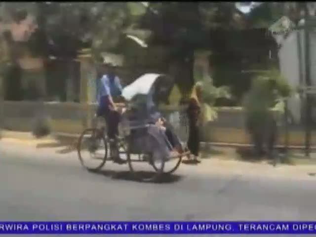 Menabung Selama 22 Tahun, Tukang Becak Naik Haji