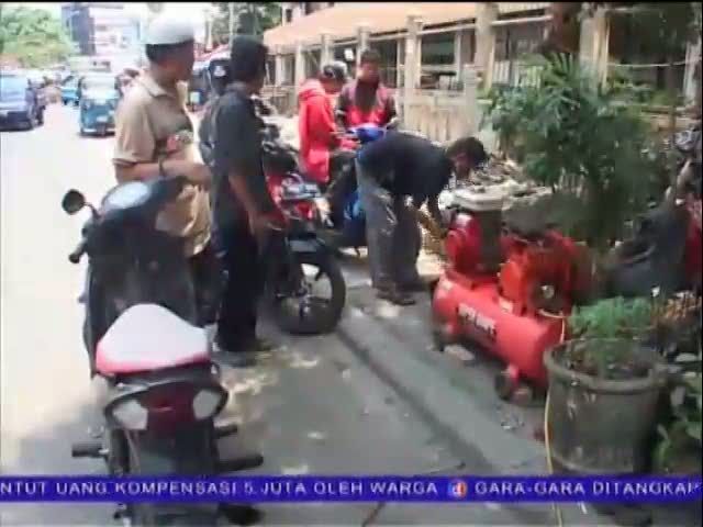 Razia Parkir Liar, Tukang Tambal Ban Ketiban Rejeki 