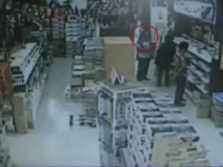 Aksi Gendam di Toko Buku Terekam CCTV