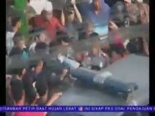 Ratusan Warga Kepung Rumah Dukun Pengganda Uang