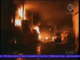 2 Pabrik di Tengah Pemukiman Penduduk Terbakar