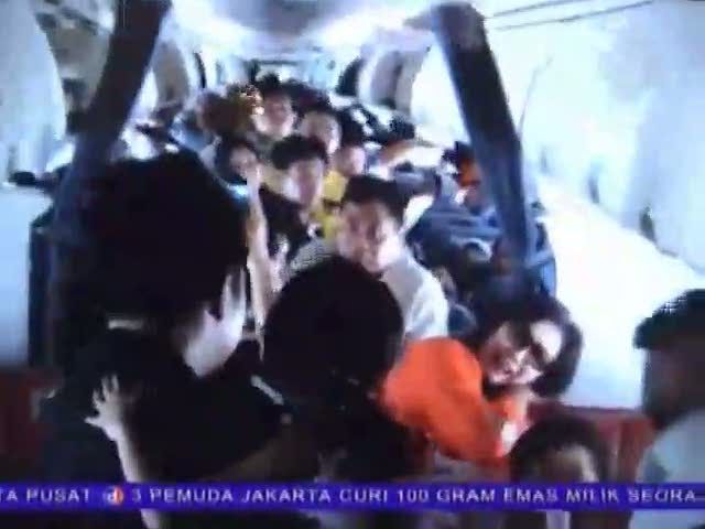 Penumpang Pesawat Buka Paksa Pintu Darurat