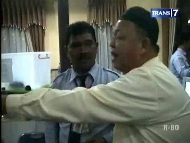 Baterai Disita, Pembimbing Haji Protes