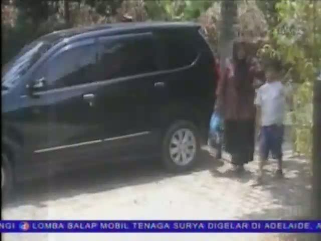 Setelah 12 Jam, Bocah Dirantai Ditemukan di Tepi Laut