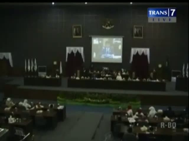 Adik Jadi Tersangka, Ratu Atut Menghilang 