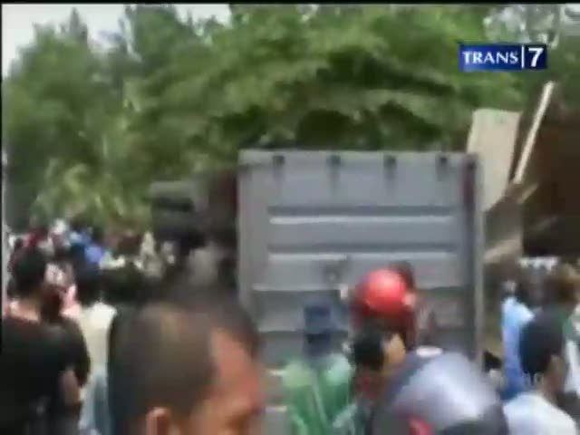 Kereta Tabrak Truk, 1 Tewas