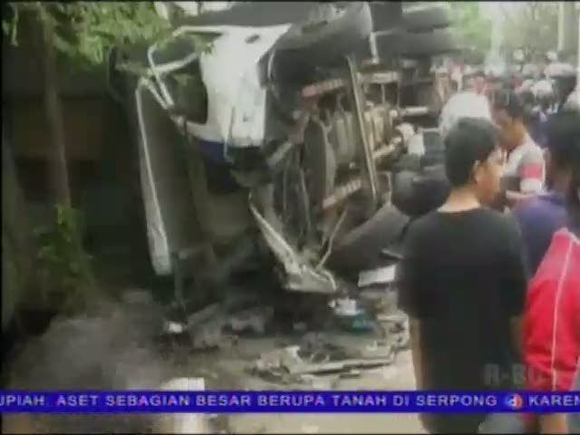 Terobos Perlintasan, Kereta Tabrak Truk, 2 Tewas
