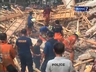 Evakuasi Korban Tertimpa Bangunan, Satu Tewas