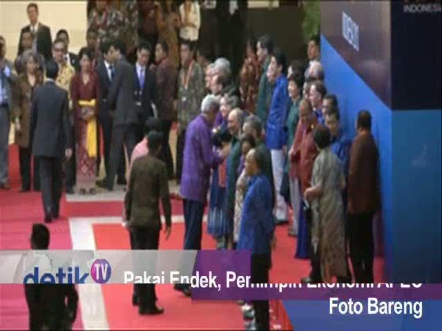 Pakai Endek, Pemimpin Ekonomi APEC Foto Bareng