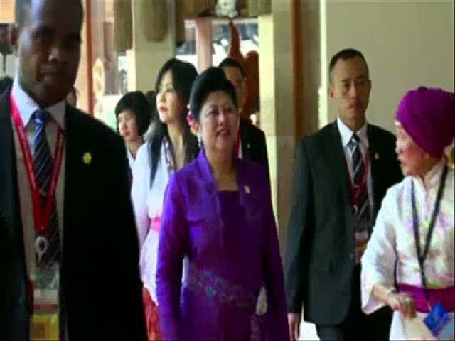 Jalan-jalan Ala Istri Pemimpin APEC