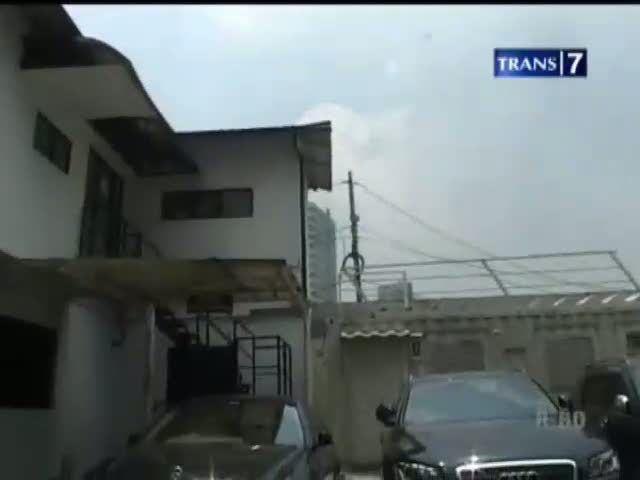 KPK Sita Mobil Mewah Akil