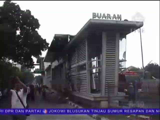 Warga Rusak Halte Transjakarta