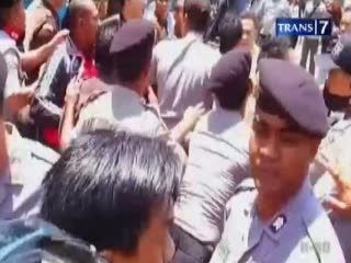 Petugas Kejaksaan Serang Demonstran dan Polisi