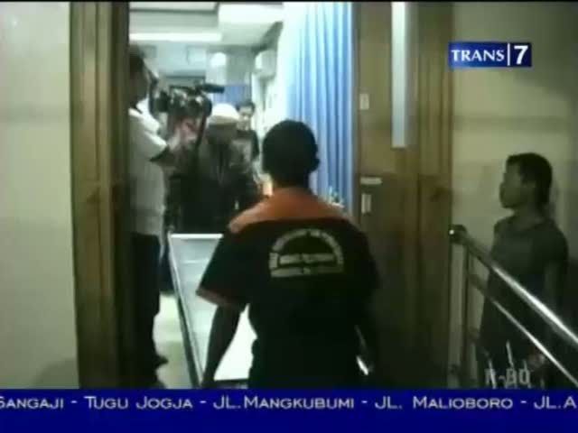 Holly Dihabisi Pembunuh Bayaran?
