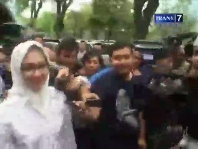Airin Jenguk Suaminya di KPK
