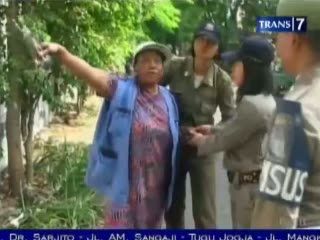 Razia PKL, Seorang Nenek Lawan Satpol PP