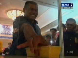 Lomba Angkat Emas 12 Kg dengan Jari