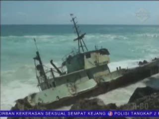 Kapal Kargo Terdampar Diterjang Ombak, 8 ABK Hilang