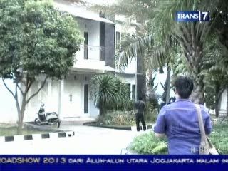 Dicekal, Rumah Suami Holly Ditinggal Penghuni