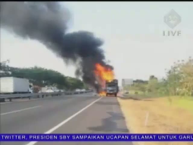 Truk Terbakar di Jalan Tol