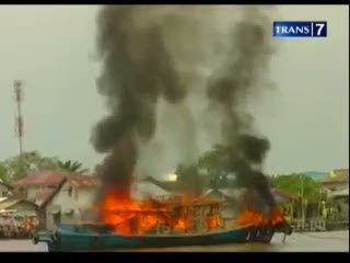 Kapal Motor Terbakar di Sungai Kapuas