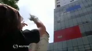 Bergaya Ala Superman, Pria ini Bergelantungan di Puncak Gedung