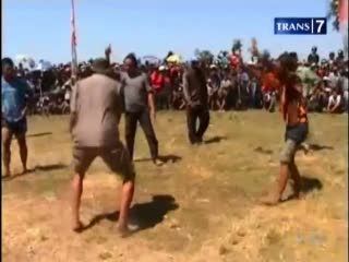 Tradisi Adu Tendang Jelang Idul Adha