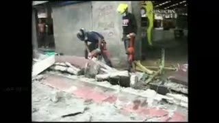 Evakuasi Korban Reruntuhan Bangunan Gempa Filipina 