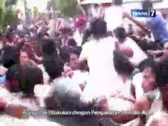 Abdaw, Tradisi Rebut Bendera Syahadat