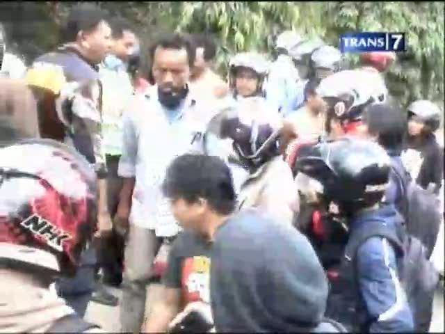 Pengendara Motor Terlindas Kontainer
