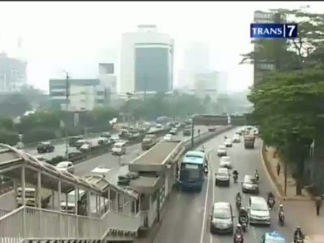 Panas dan Polusi Temani Bangku Taman
