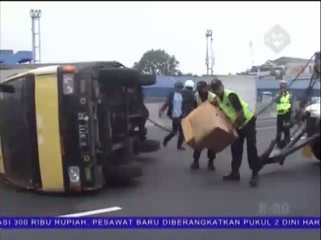 Truk Box Terbalik, Jalan Tol Macet Panjang