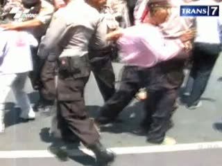 Tuntut Pembebasan Rekan, Unjuk Rasa Dibubarkan Polisi