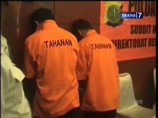 GS Rencanakan Santet dan Rampok Holly Angela