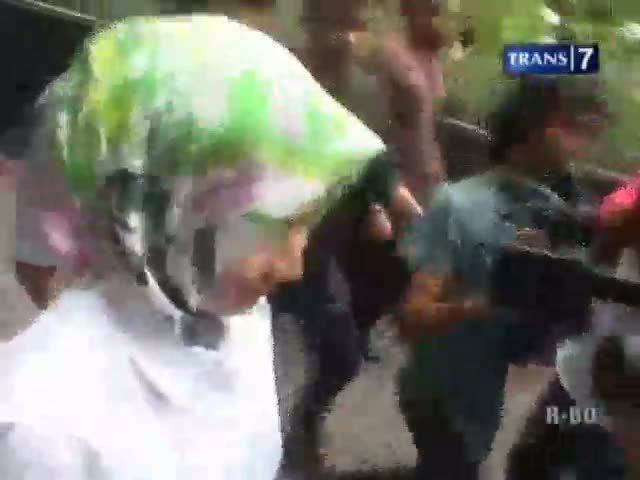 Bolos Kerja, Airin Jenguk Suami