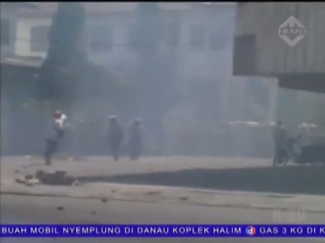 Tolak Eksekusi, Warga Serang Aparat