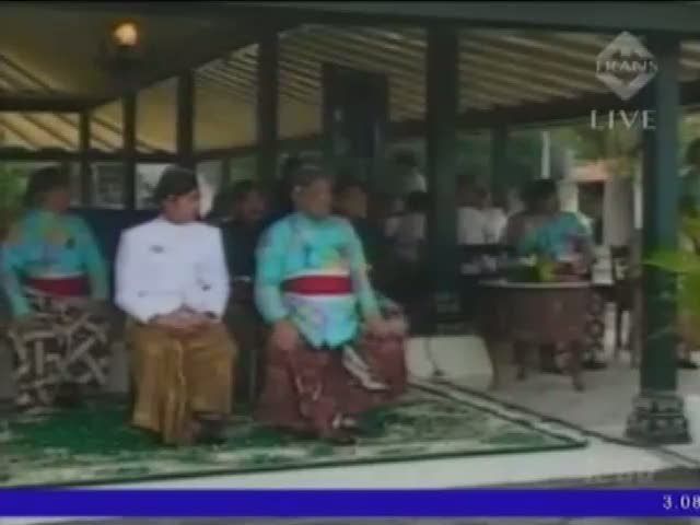 Joko Widodo Ucapkan Selamat Pada Penganten Yogya