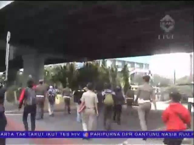 Pawang Topeng Monyet Kejar-Kejaran dengan Petugas