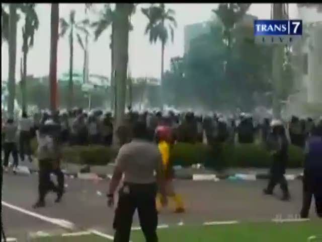 Bentrokan Polisi Melawan Warga 