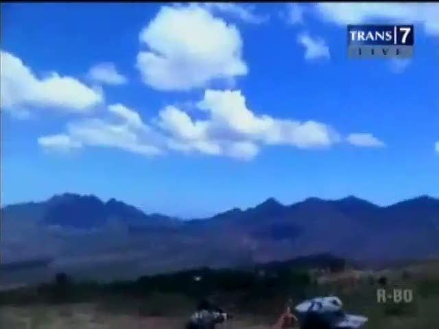 Sengketa Tapal Batas, Warga Lempar Batu 