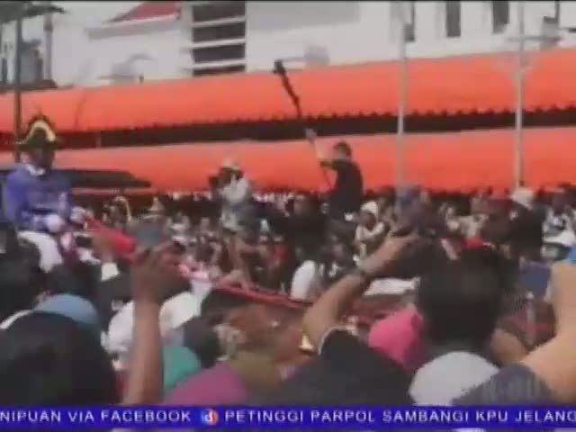 Warga Antusias Sambut Kirab Pasangan Pengantin 