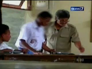 Kecewa Hasil PR, Guru Aniaya Siswa Terekam Kamera