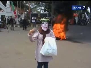 Mahasiswa Tuntut Atut Ditangkap